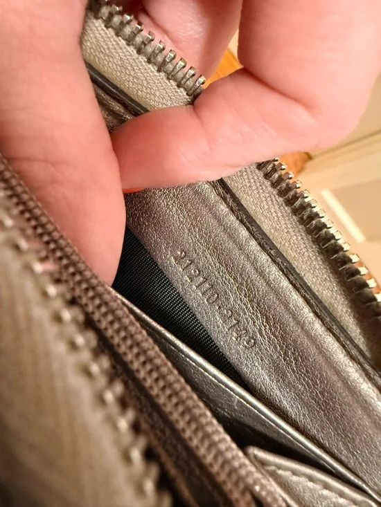 *Authentic* Gucci - Monogram Zippy Wallet - Picture 13 of 15